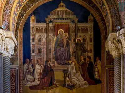 ...mettendo in rilievo i cinque affreschi dedicati alla vita del santo di Padova